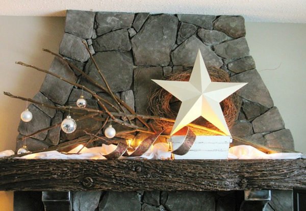 Étoiles de Noël dans la cheminée