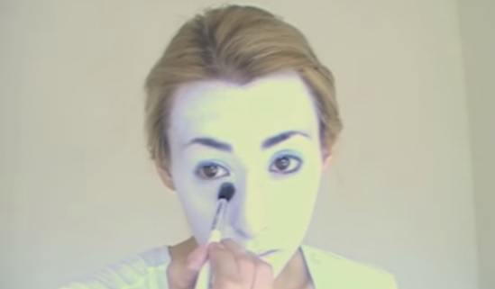 Maquillage Halloween Doll Step 2 Appliquez de la poudre blanche sur les yeux