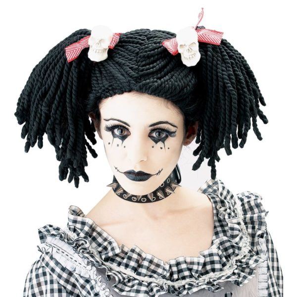 poupée de maquillage halloween lèvres noires
