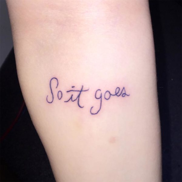 petits tatouages ​​​​pour femmes avec des phrases sur le bras 