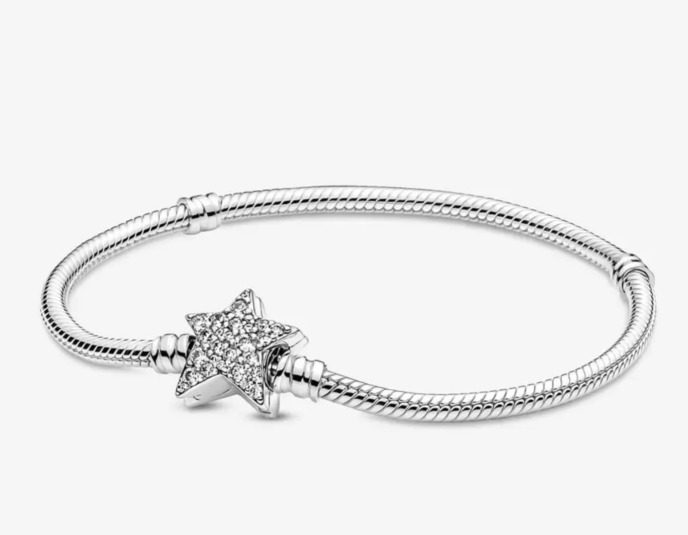 Ajoutez de l'éclat à votre tenue avec le bracelet chaîne serpent Pandora Moments avec fermoir étoile asymétrique. Fabriqué à la main en argent sterling, le fermoir étoile du bracelet est recouvert de pierres de zircone cubique transparentes étincelantes des deux côtés.