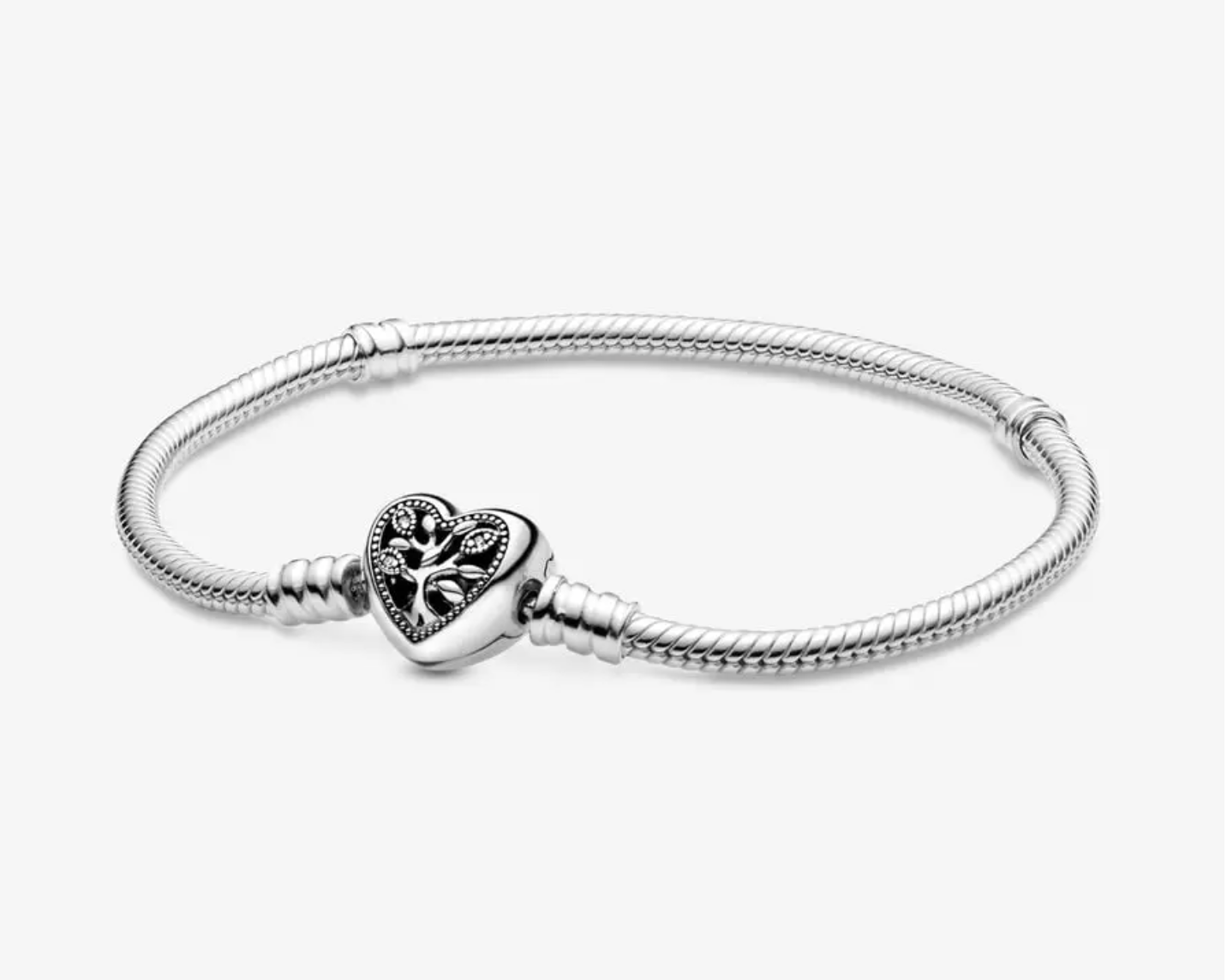 Ce bracelet arbre généalogique en forme de cœur de la collection Pandora Moments est doté d'un fermoir découpé et d'oxydes de zirconium étincelants, représentant le lien qui fait de vous ce que vous êtes et vous maintient ancré.