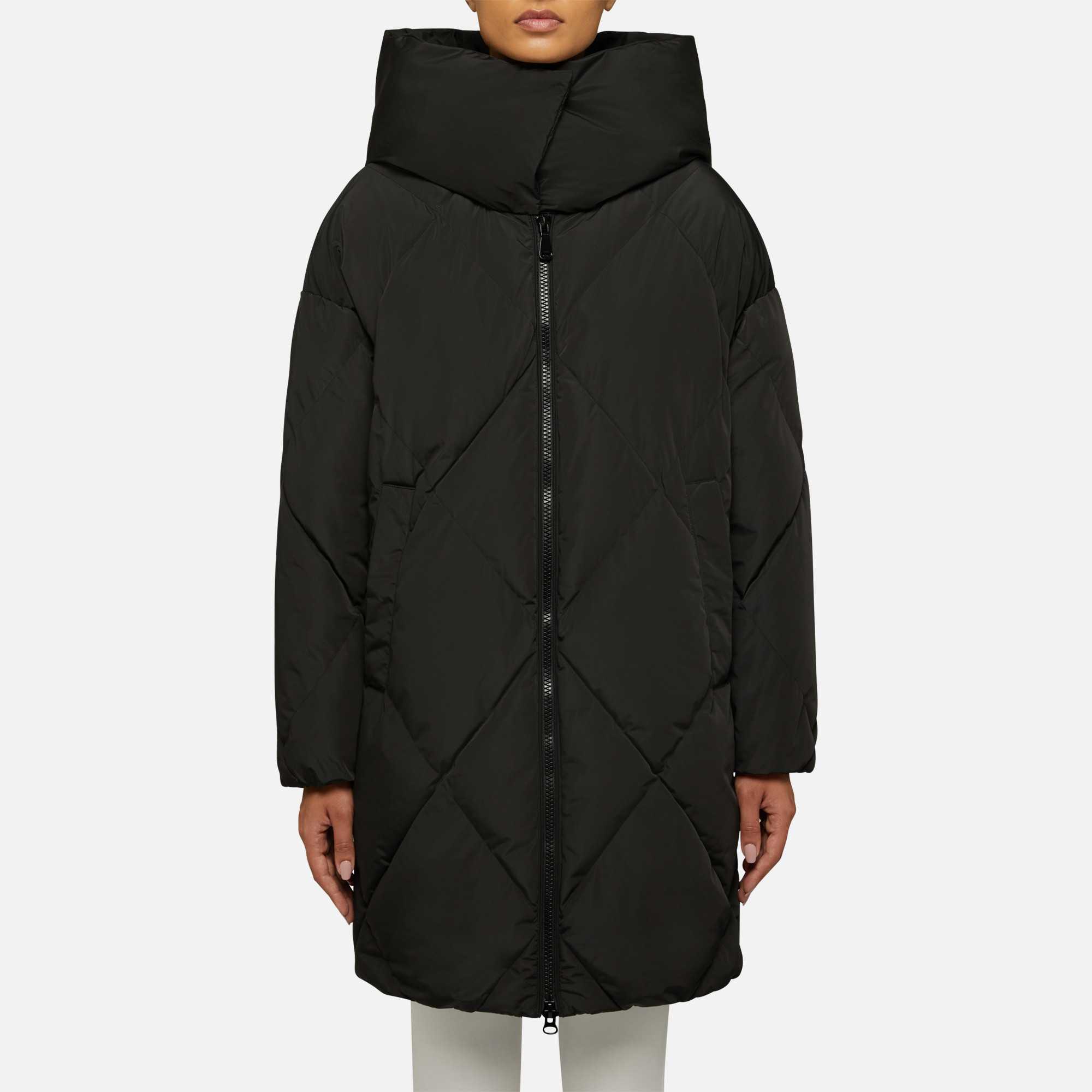 Veste femme matelassée avec capuche conçue pour les journées les plus froides.