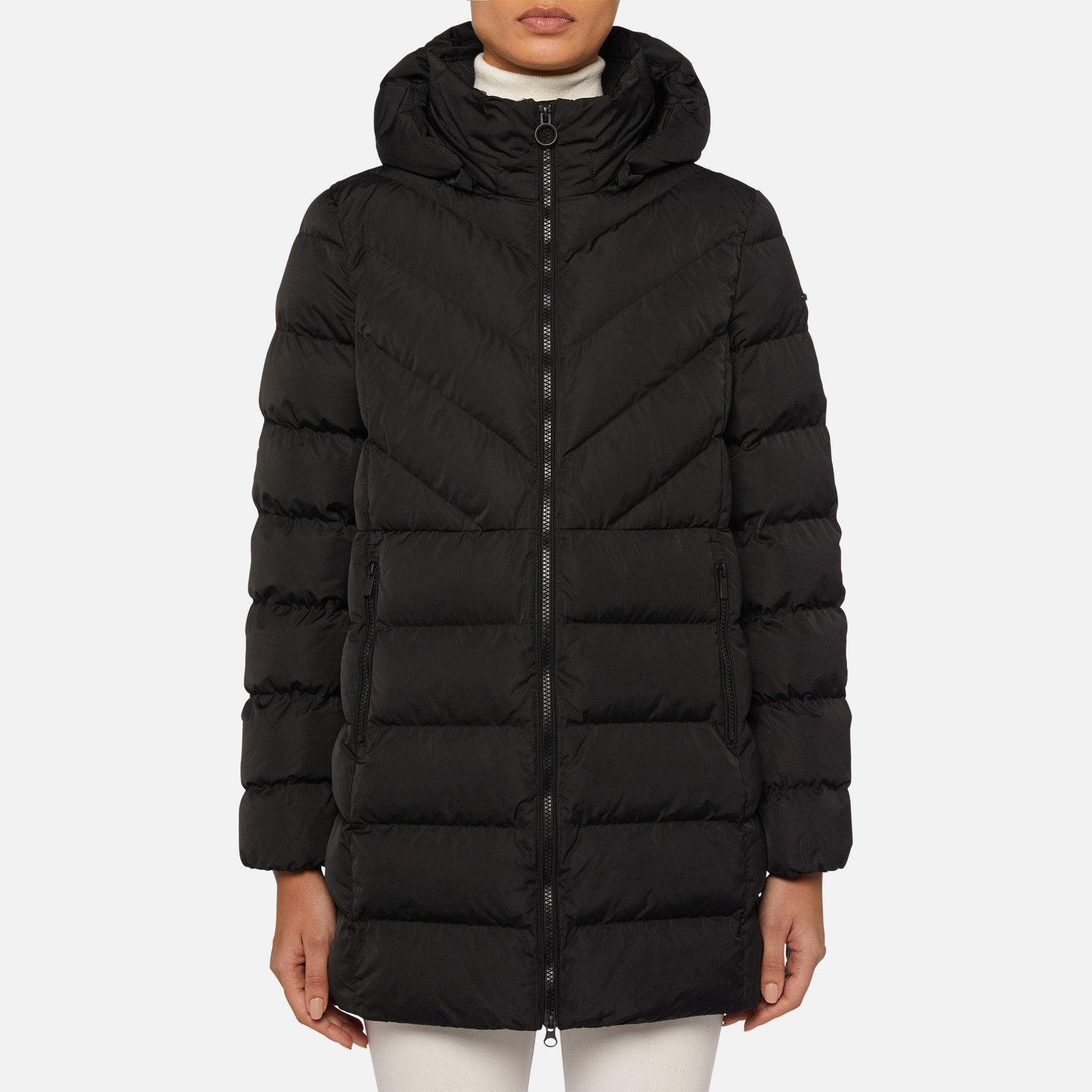 Veste femme longue matelassée avec capuche de protection pour les jours de pluie.