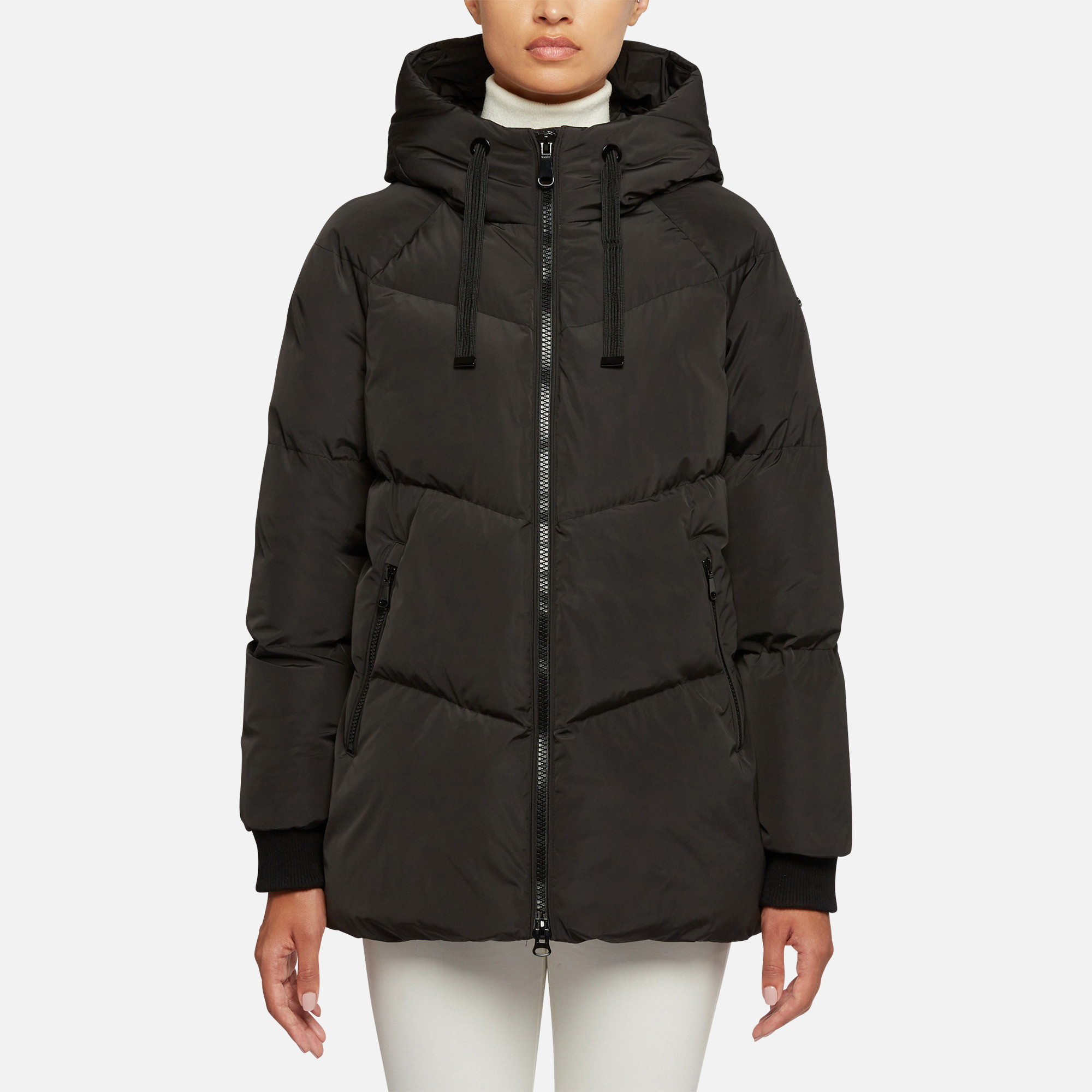 Parka longue matelassée pour femme avec capuche couverte, idéale pour les températures plus froides.