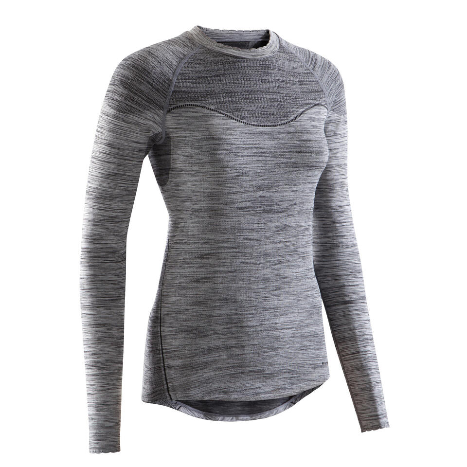 La chemise thermique grise a une coupe ajustée et sans coutures, comme une seconde peau, gardant bien la chaleur corporelle par temps frais ou froid.