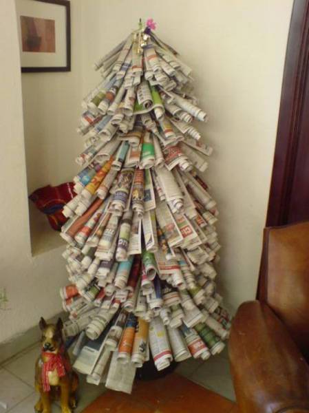 Journaux recyclés d'arbre de Noël