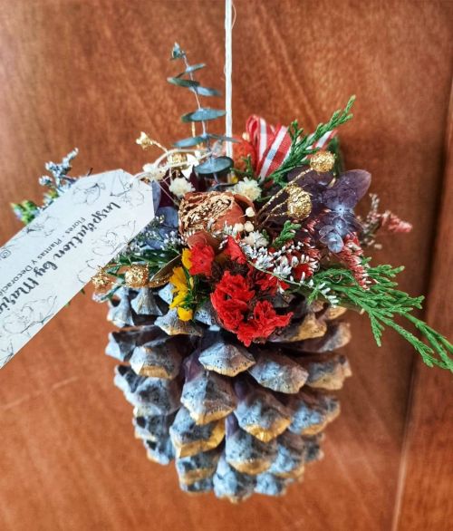 Décoration de Noël avec ananas et fleurs