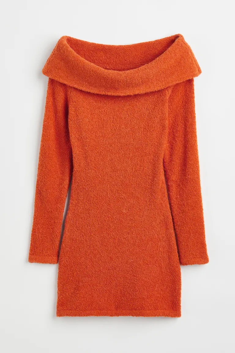 Robe courte en maille texturée avec trame de laine. Manches longues, épaules dénudées, col rond et ourlet droit. Non doublé.