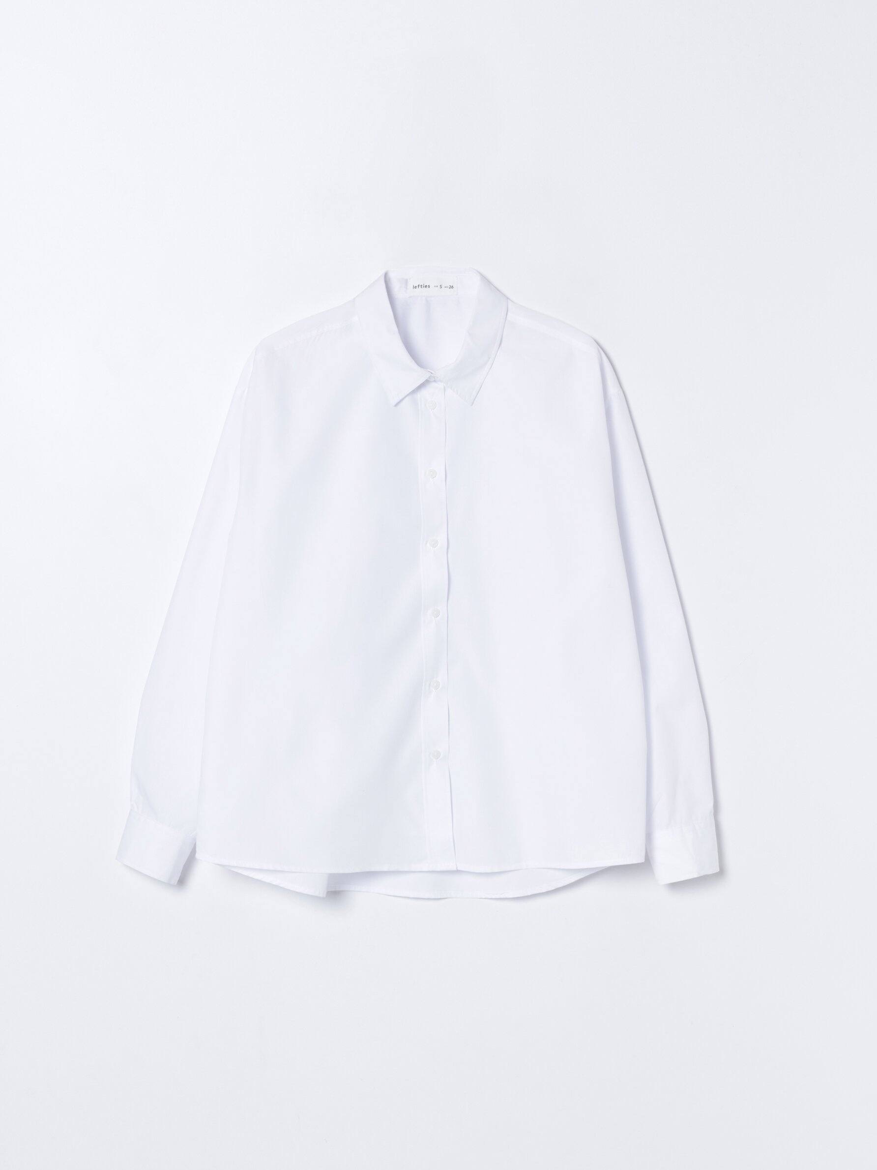 Chemise à manches longues avec col chemise. Il est fait de tissu très confortable et léger.