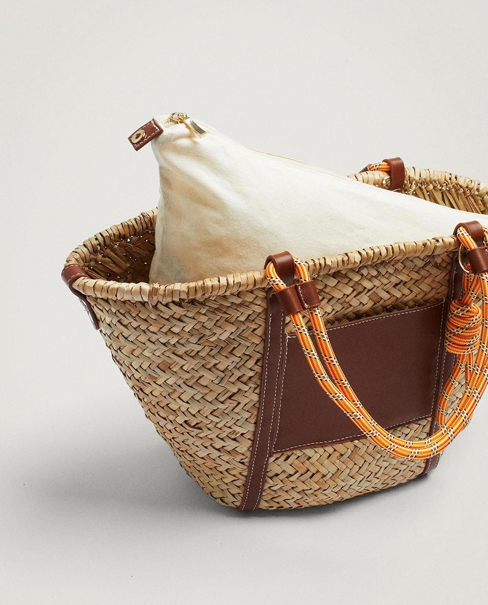 Sac bandoulière shopper en raphia marron.