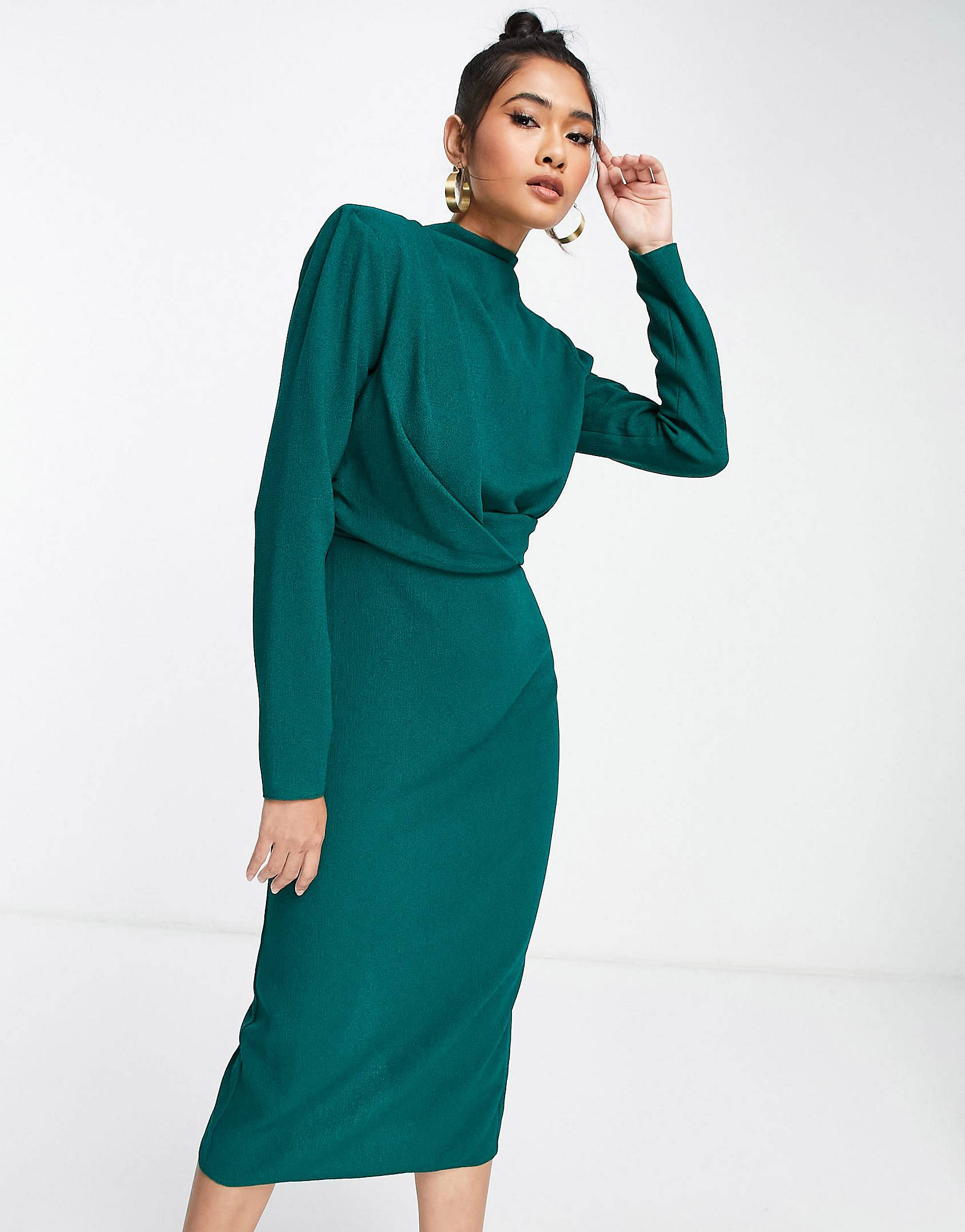 ASOS DESIGN - Robe mi-longue à col montant avec épaules rembourrées et pli sur le devant - Vert forêt