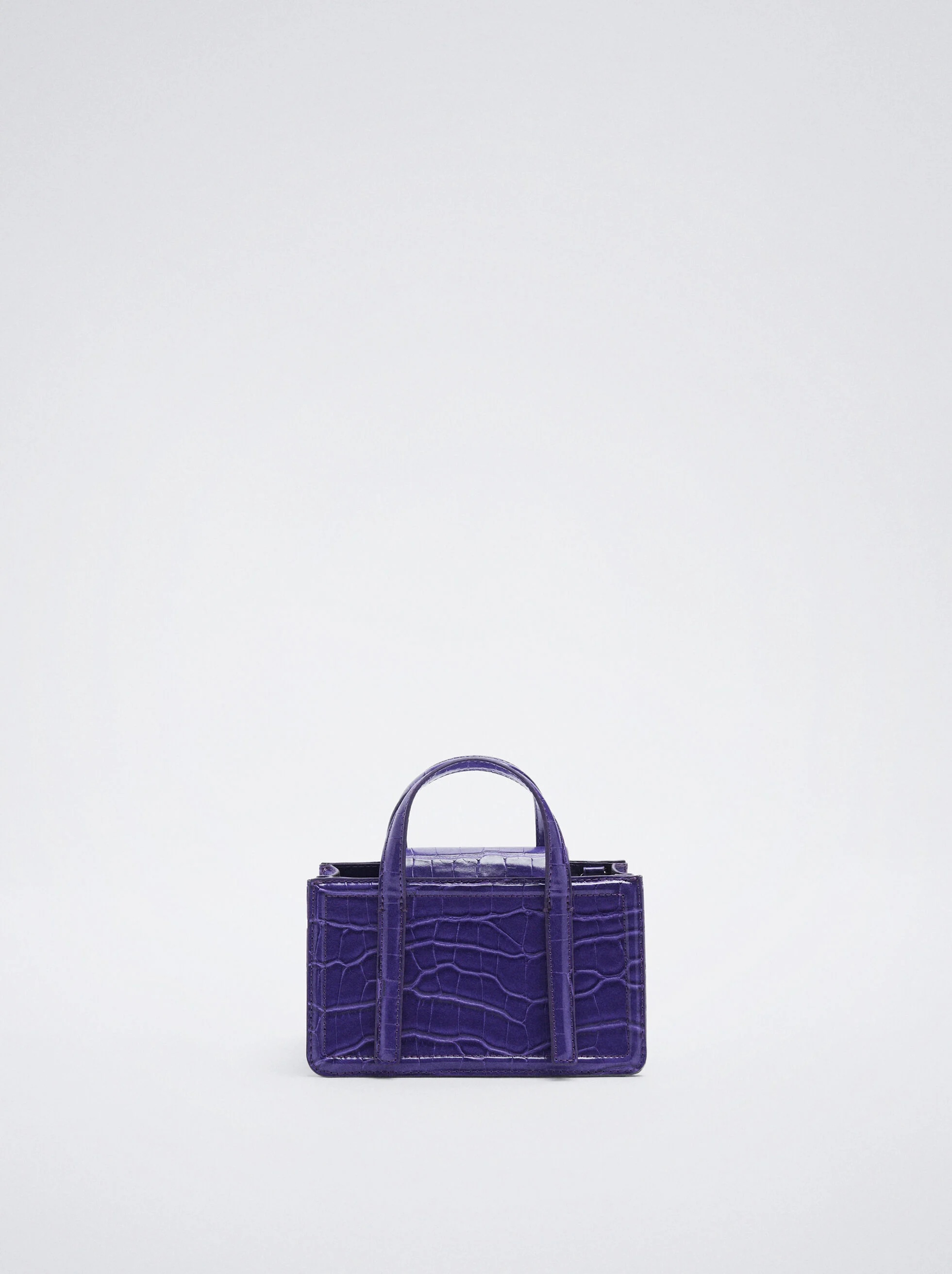 Un petit sac à main en violet pur.
