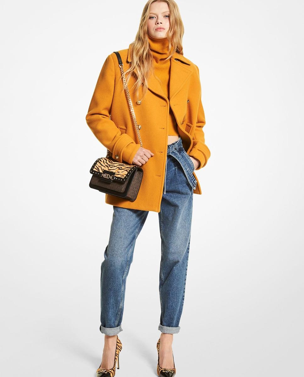 Manteau femme en laine à double boutonnage et col revers.