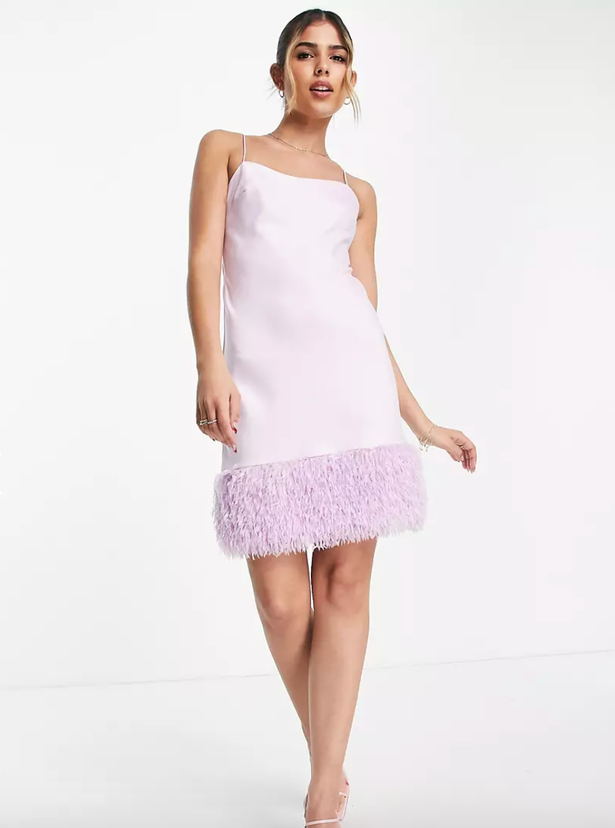 Miss Selfridge - Robe courte lilas à enfiler avec ourlet en satin à plumes synthétiques