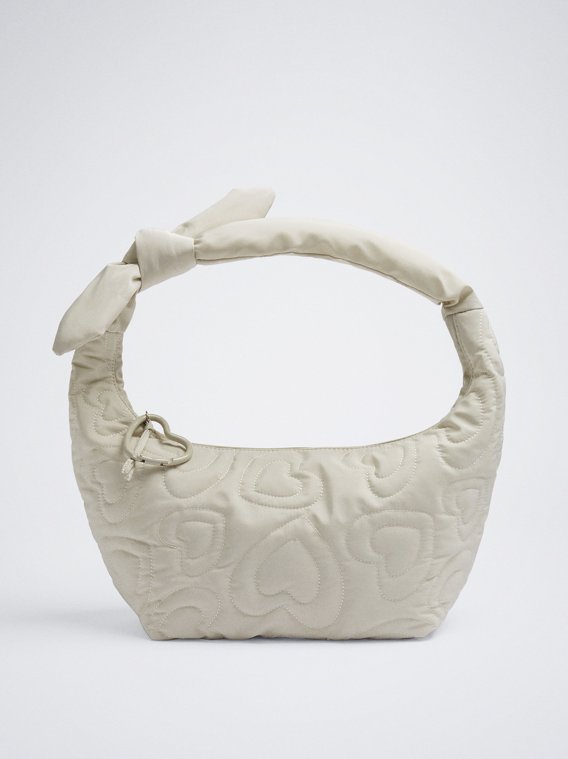 Sac à bandoulière avec coutures blanches en forme de cœur.