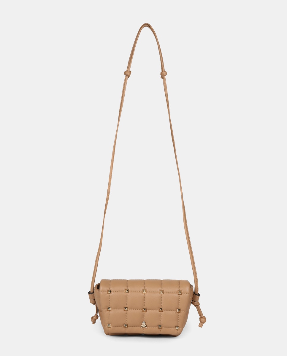 Mini sac à bandoulière en cuir matelassé beige avec appliqué en métal sur l'ensemble.