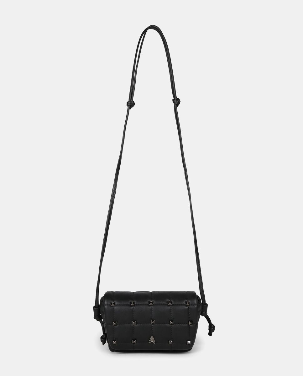 Mini sac à bandoulière en cuir matelassé noir à appliqué en métal sur l'ensemble.