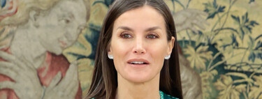 Doña Letizia est élégante dans sa robe verte préférée et ses boucles d'oreilles Chanel