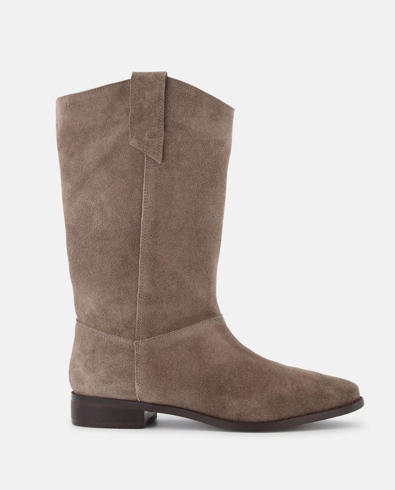 Bottes de campagne plates en suède taupe pour femmes avec détail de traction sur le côté