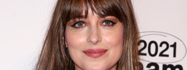 Dakota Johnson a teint ses cheveux bruns à la mode (presque noirs) et c'était spectaculaire sur elle