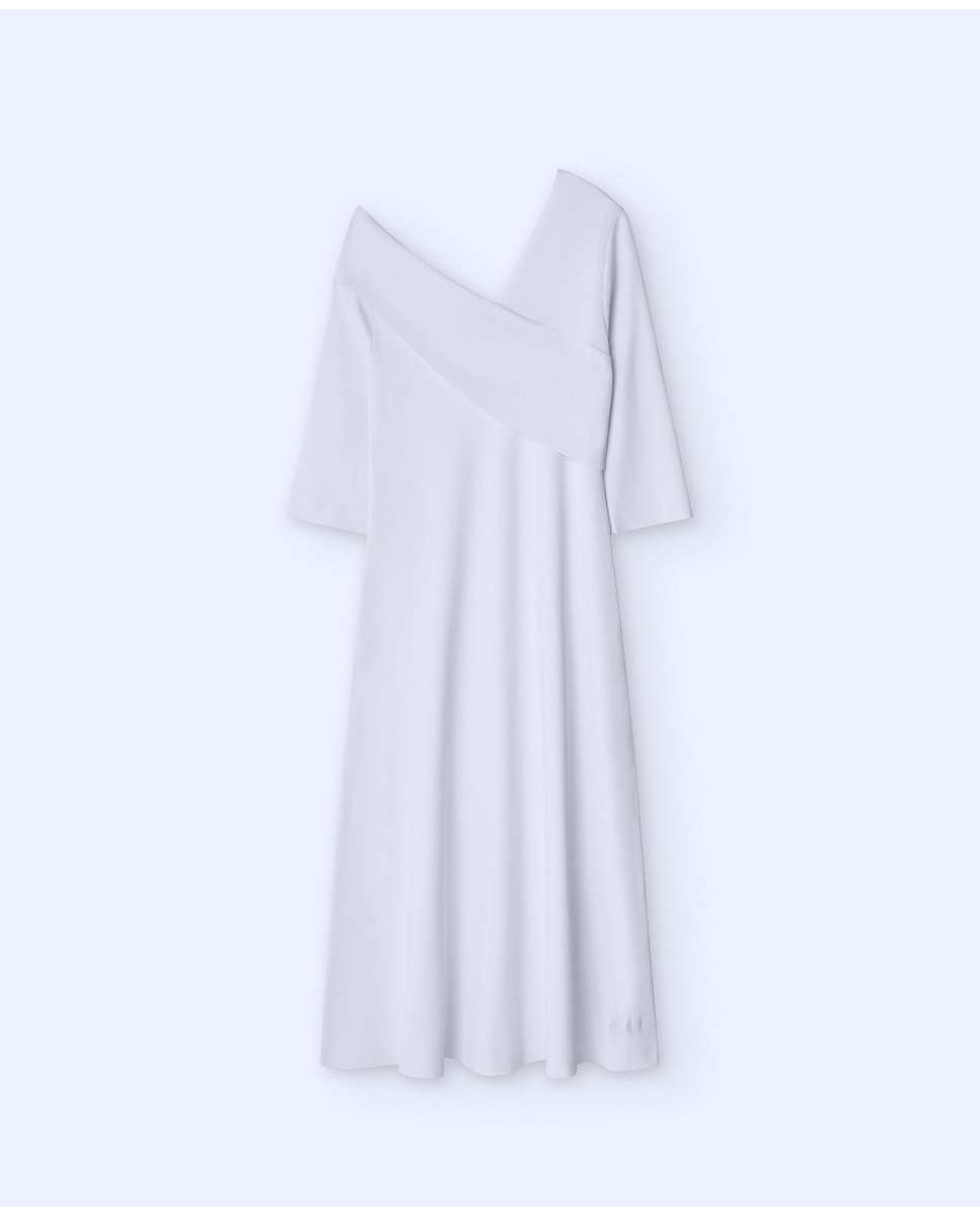 Robe mi-longue à encolure asymétrique et manches françaises.