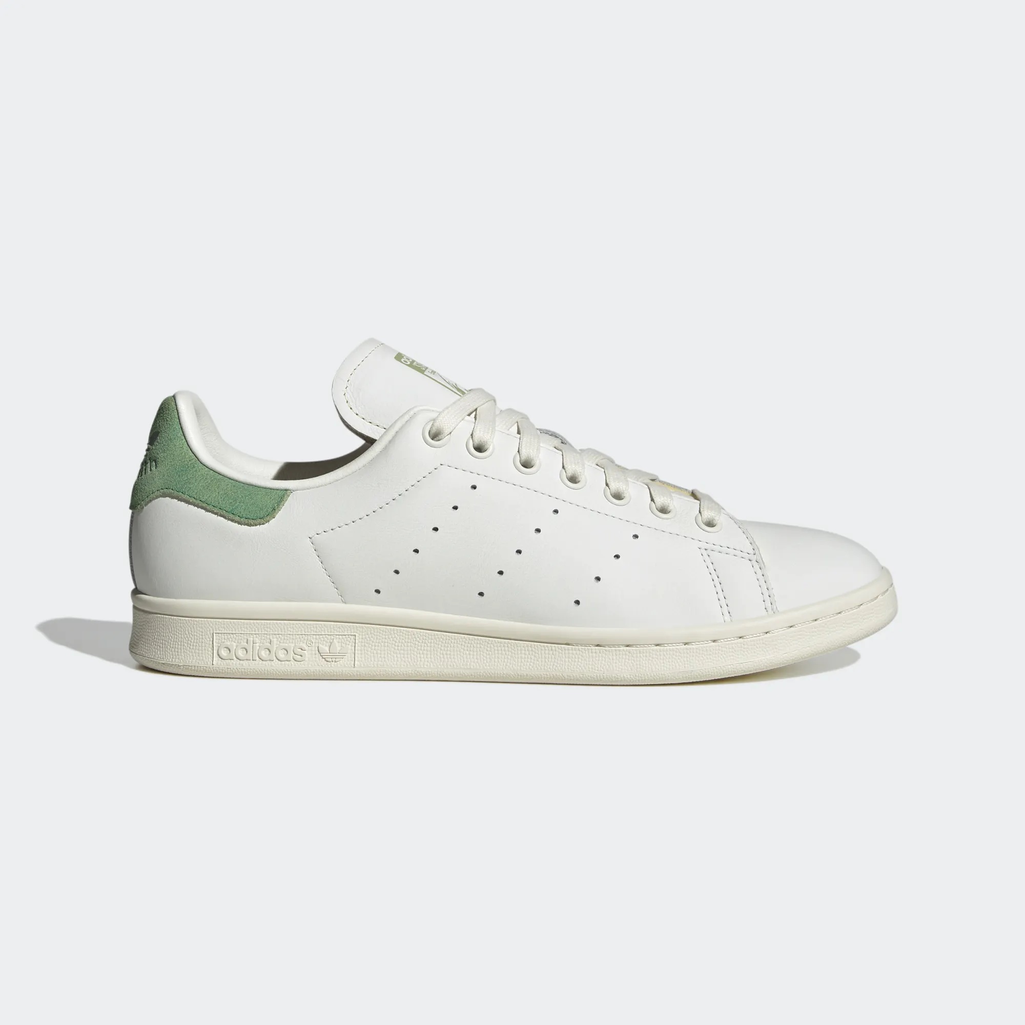 Pendant des décennies, l'adidas Stan Smith et sa tige en cuir signature ont dominé avec style et élégance.