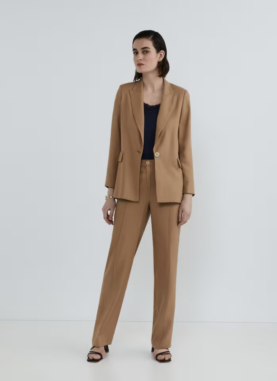 Blazer et pantalon femme caramel légers et fluides.