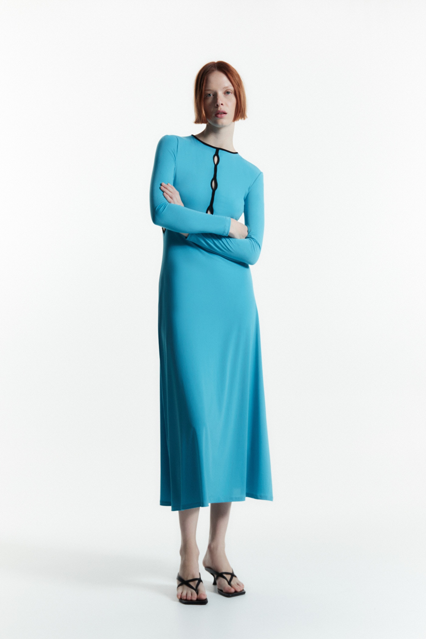 Robe noire passepoilée turquoise