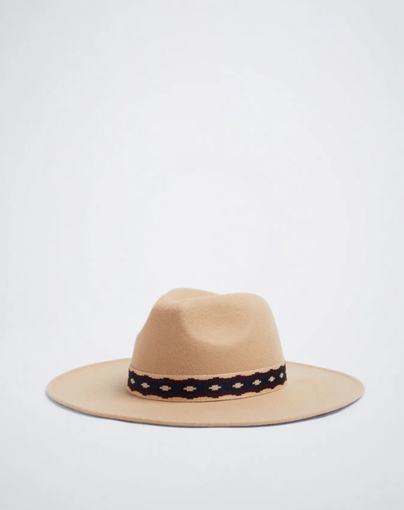 Chapeau de chapellerie uni avec sangle beige