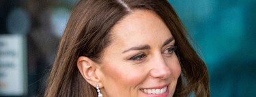 Kate Middleton porte une robe Zara intemporelle avec des bottes hautes  