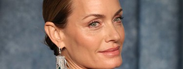 Amber Valletta porte un costume Mango sur le tapis rouge des Oscars