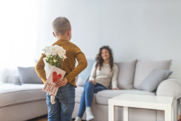 tarjetas-dia-de-la-madre-nino-flores-y-tarjeta-para-mama-istock