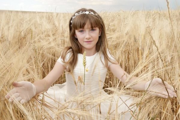 Coiffures de communion 2018 | Franges droites coiffure-communion-avec-anneau-droit