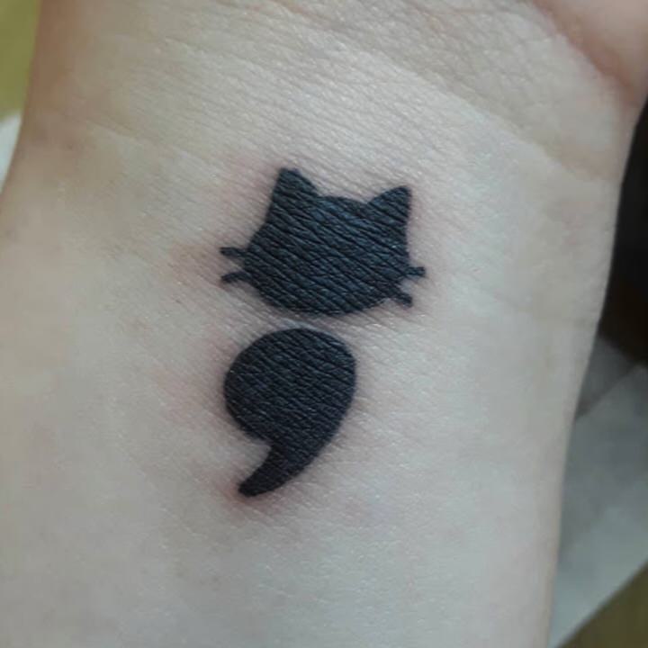 Significado tatuaje de gato con punto y coma