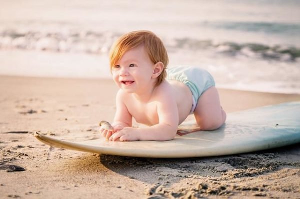 bébé sur planche de surf